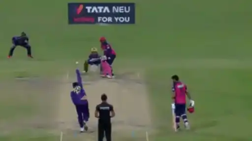 Varun Chakravarty double wicket over (2).webp